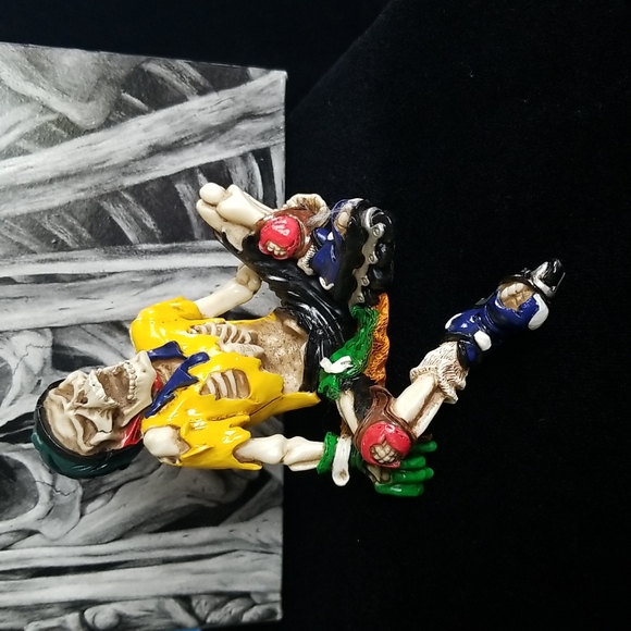 Shelf-Sitter Skeletons - Picture 7 of 12